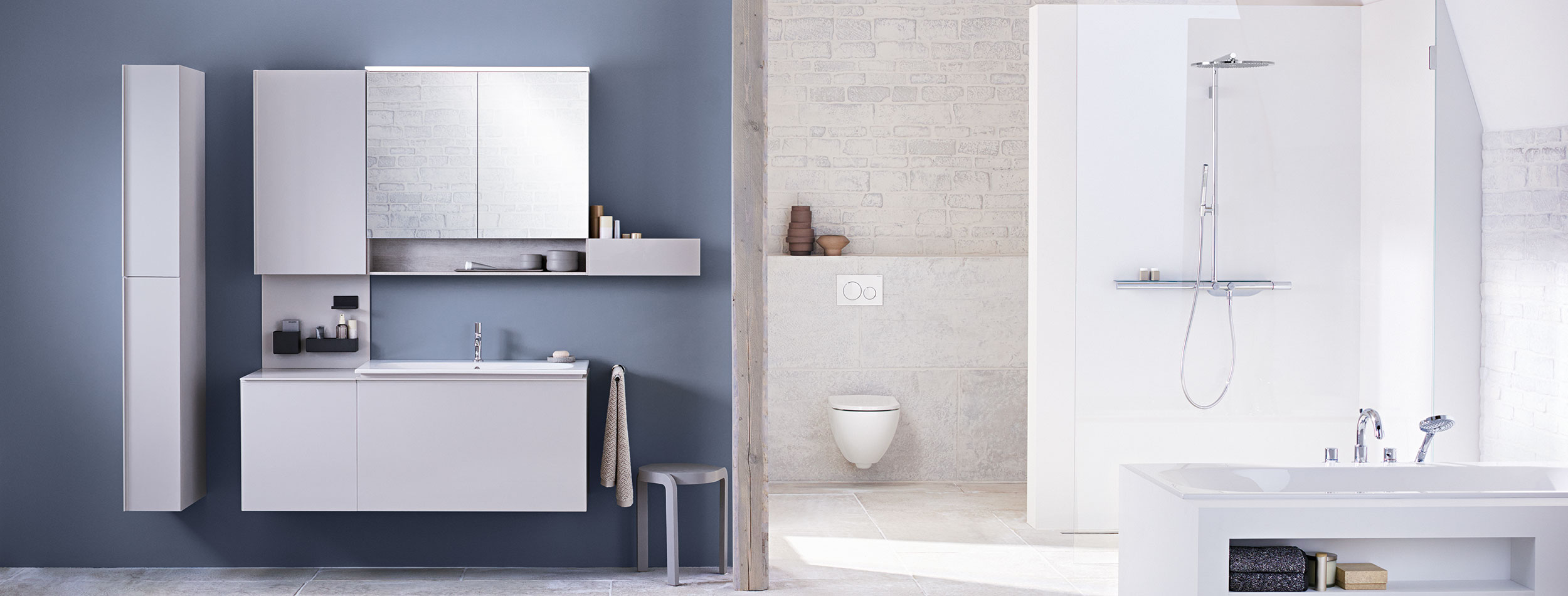 Modernes Badezimmer mit Dusche, Badewanne und hängendem Waschtisch.