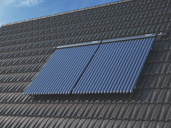Röhrenkollektor auf Hausdach – Solarthermieanlage zur Warmwasserbereitung und Heizungsunterstützung.
