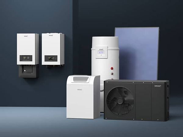 Moderne Hybridheizungsanlage mit Wärmepumpe, Speicher, Steuerungseinheiten und Solarpanel.