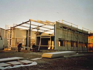Bau der neuen Firmenhalle der Helmut Sommer Sanitär- und Heizungstechnik im Jahr 2003 mit Gerüst und Handwerkern.