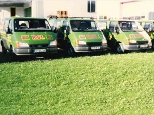 Drei grüne Firmenfahrzeuge der RSL aus dem Jahr 1989.