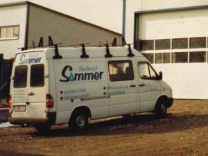 Firmenfahrzeug der Helmut Sommer Sanitär- und Heizungstechnik vor der neu gebauten Firmenhalle im Jahr 2003.